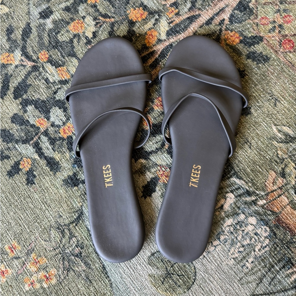 TKEES Gemma sandals, navy blue, size 8. No scuffing, excellent condition.